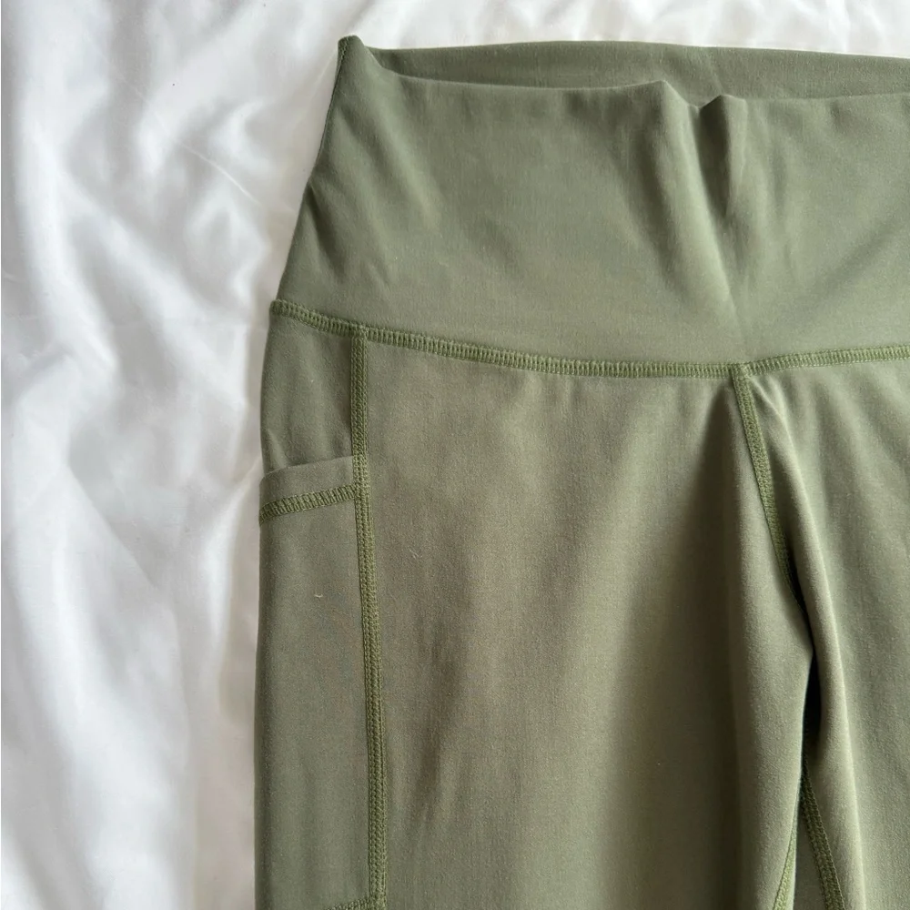 Colorfulkoala High Waisted 7/8 Pocket Leggings - Picture 2 of 3